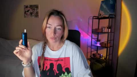 Snapshot of save_the_qween chatting on October 9, 12:42 pm save the qween online show from October 9, 12:42 pm