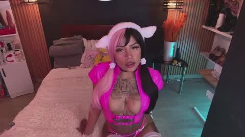 Snapshot of scarlett_collins01 chatting on December 6, 12:23 am Scarlett Collins online show from December 6, 12:23 am