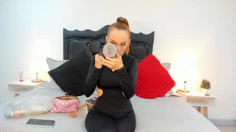 Snapshot of scarlettmilf_cg chatting on December 19, 12:45 pm Scarlett online show from December 19, 12:45 pm