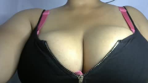 Snapshot of schoco_milf chatting on January 5, 12:42 am mai latina online show from January 5, 12:42 am