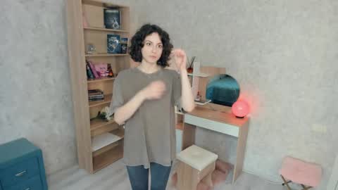 Mia online show from May 13, 9:48 am