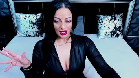 Snapshot of selena_vixen chatting on December 8, 5:39 am Selene online show from December 8, 5:39 am