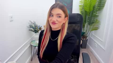 selenaemoore online show from September 13, 11:40 am