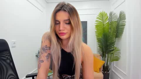 selenaemoore online show from November 14, 10:32 pm