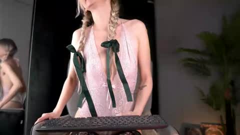 SerenaGrant online show from February 2, 4:00 am