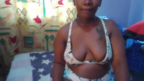 Snapshot of sexie_curvie chatting on September 28, 5:47 am Maggie online show from September 28, 5:47 am