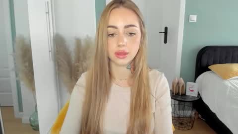 C o r a l i e online show from April 23, 12:29 pm