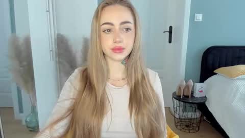 C o r a l i e online show from April 27, 6:43 am