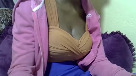Snapshot of sexy_leila3 chatting on December 13, 9:41 pm kayla online show from December 13, 9:41 pm