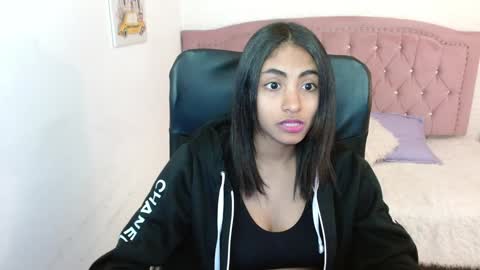 Snapshot of shaneelle chatting on December 23, 3:18 am shanelle online show from December 23, 3:18 am