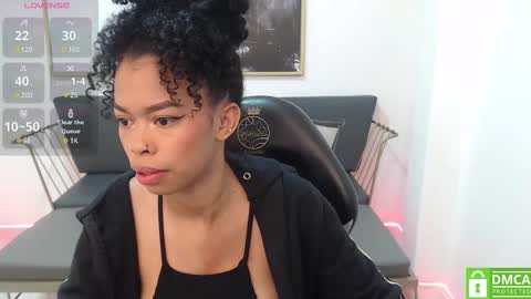 Snapshot of shenna_brunette_ chatting on February 15, 1:05 pm Shenna online show from February 15, 1:05 pm