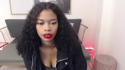 Snapshot of shenna_brunette_ chatting on December 6, 1:22 pm Shenna online show from December 6, 1:22 pm