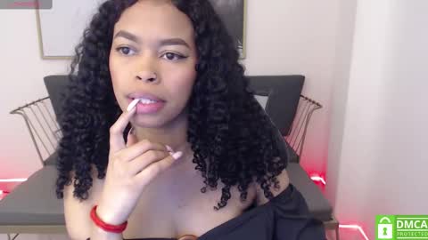 Snapshot of shenna_brunette_ chatting on February 16, 1:05 pm Shenna online show from February 16, 1:05 pm