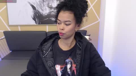 Snapshot of shenna_brunette_ chatting on March 8, 1:01 pm Shenna online show from March 8, 1:01 pm