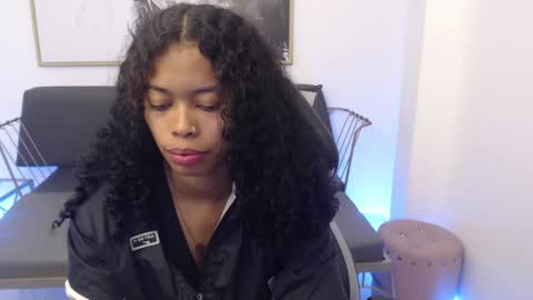 Snapshot of shenna_brunette_ chatting on December 2, 1:01 pm Shenna online show from December 2, 1:01 pm