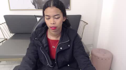 Snapshot of shenna_brunette_ chatting on December 4, 1:20 pm Shenna online show from December 4, 1:20 pm