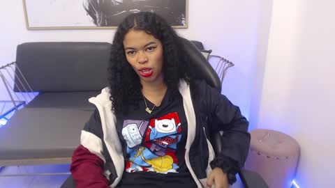 Snapshot of shenna_brunette_ chatting on December 3, 1:21 pm Shenna online show from December 3, 1:21 pm