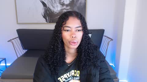 Snapshot of shenna_brunette_ chatting on December 20, 1:33 pm Shenna online show from December 20, 1:33 pm