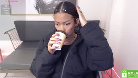 Snapshot of shenna_brunette_ chatting on February 1, 1:09 pm Shenna online show from February 1, 1:09 pm