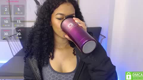Snapshot of shenna_brunette_ chatting on February 9, 1:03 pm Shenna online show from February 9, 1:03 pm