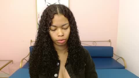 Snapshot of shenna_brunette_ chatting on February 23, 1:02 pm Shenna online show from February 23, 1:02 pm