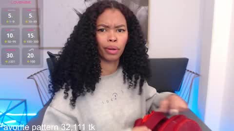 Snapshot of shenna_brunette_ chatting on February 24, 1:30 pm Shenna online show from February 24, 1:30 pm