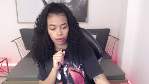 Snapshot of shenna_brunette_ chatting on December 27, 1:28 pm Shenna online show from December 27, 1:28 pm