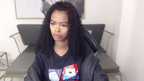 Snapshot of shenna_brunette_ chatting on January 3, 1:03 pm Shenna online show from January 3, 1:03 pm