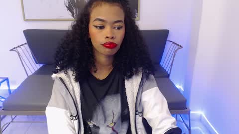 Snapshot of shenna_brunette_ chatting on December 18, 1:34 pm Shenna online show from December 18, 1:34 pm
