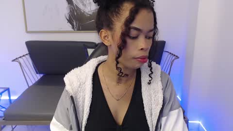 Snapshot of shenna_brunette_ chatting on December 19, 1:18 pm Shenna online show from December 19, 1:18 pm