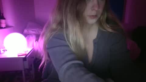 shyspacegirlie online show from October 22, 5:56 am