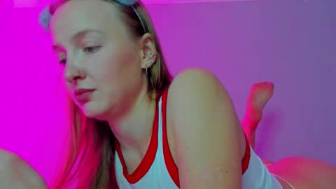Snapshot of silky_huzelnut chatting on October 15, 8:28 am Mila online show from October 15, 8:28 am