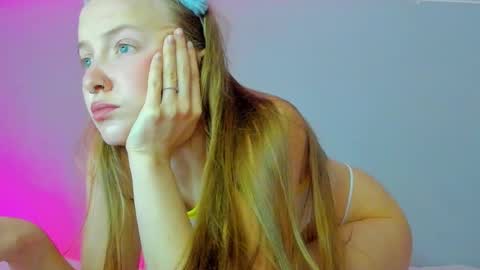 Snapshot of silky_huzelnut chatting on September 24, 9:41 am Mila online show from September 24, 9:41 am