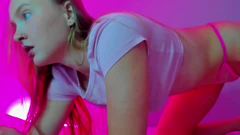 Snapshot of silky_huzelnut chatting on September 22, 9:30 am Mila online show from September 22, 9:30 am