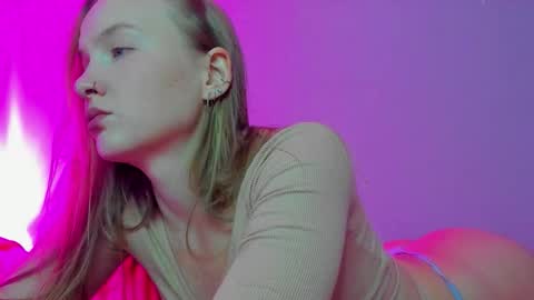 Snapshot of silky_huzelnut chatting on October 4, 9:26 am Mila online show from October 4, 9:26 am