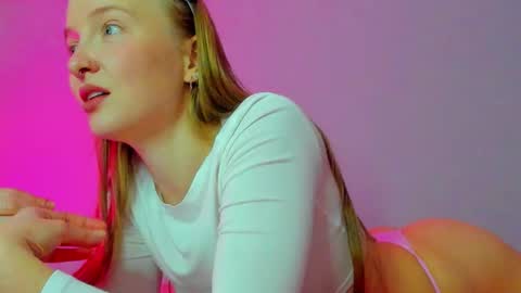 Snapshot of silky_huzelnut chatting on October 5, 9:36 am Mila online show from October 5, 9:36 am