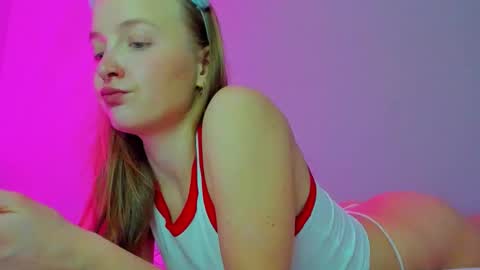 Snapshot of silky_huzelnut chatting on October 20, 7:44 am Mila online show from October 20, 7:44 am