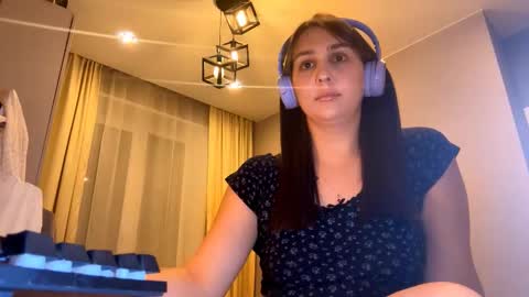 Snapshot of simapickford chatting on October 10, 10:09 am Rose online show from October 10, 10:09 am