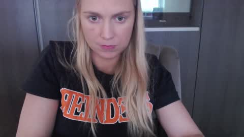 Snapshot of siswet19 chatting on October 20, 9:01 am Elise online show from October 20, 9:01 am