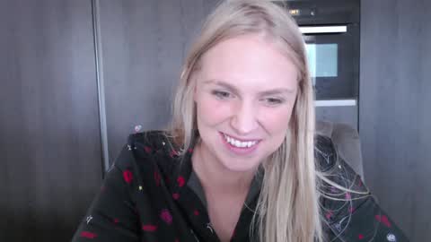 Snapshot of siswet19 chatting on September 15, 12:13 pm Elise online show from September 15, 12:13 pm