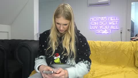 Snapshot of siswet19 chatting on January 26, 12:22 pm Elise online show from January 26, 12:22 pm