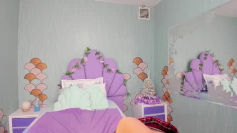 Snapshot of skinny_linda chatting on December 7, 10:12 am online show from December 7, 10:12 am