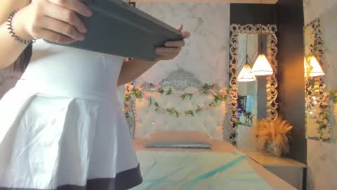 Snapshot of skinny_linda chatting on February 19, 10:12 am online show from February 19, 10:12 am