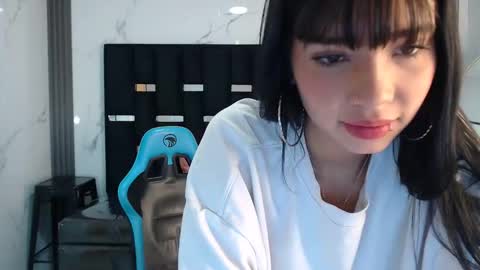 sky_sweet_a online show from December 16, 1:50 pm