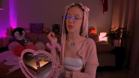 Snapshot of skyewavy chatting on February 20, 11:10 pm online show from February 20, 11:10 pm