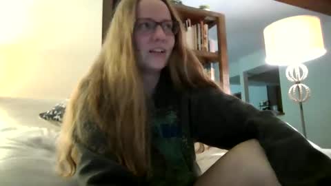 Snapshot of skywinters chatting on September 27, 9:44 pm Sky Winters online show from September 27, 9:44 pm