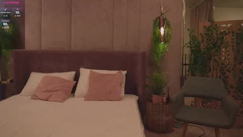 Mia online show from November 24, 5:09 am