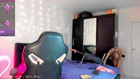 Snapshot of smurfette77 chatting on December 3, 2:27 pm Sex-machine is my passion activate it with your tips and enjoy with me online show from December 3, 2:27 pm