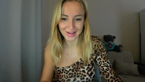 Snapshot of snezanablond chatting on February 1, 8:50 am Sneja online show from February 1, 8:50 am