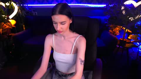 Snapshot of snow_whiteeex chatting on January 16, 1:47 pm snow_whiteeex online show from January 16, 1:47 pm